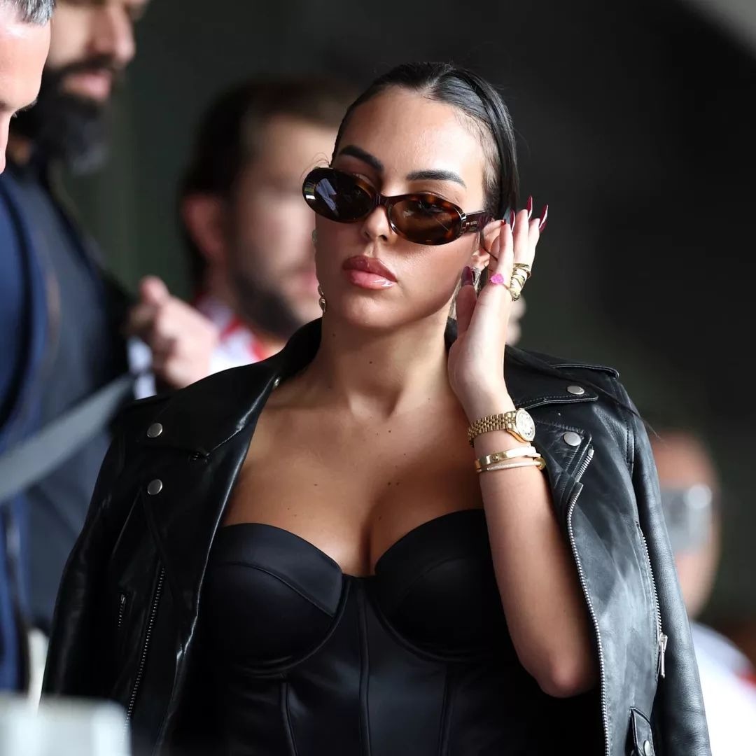 Ronaldo's fiancee is the brightest in the Euro 2024 stands: Wearing 8 rings at once, countless jewelry - Photo 1.