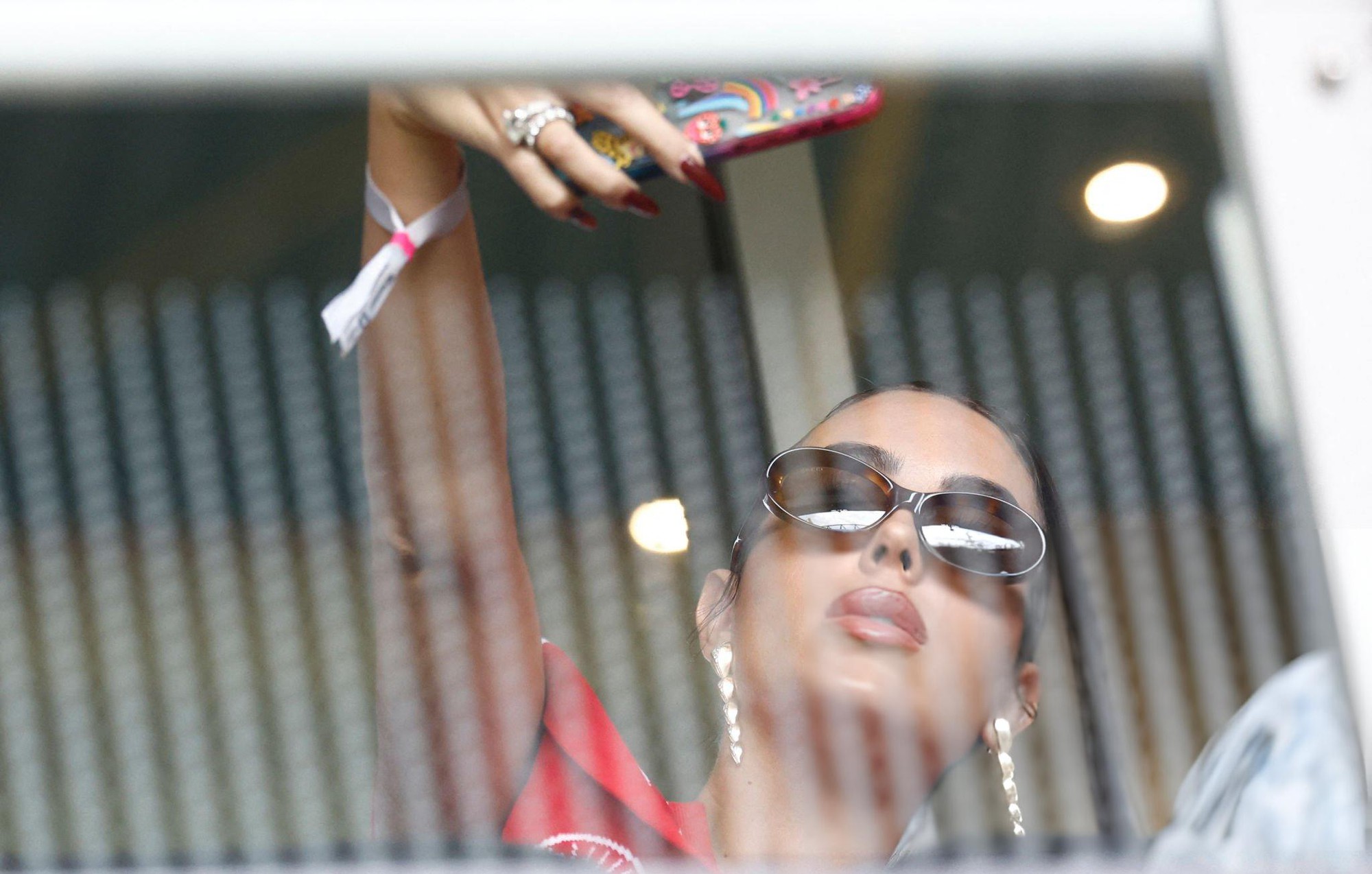 Ronaldo's fiancee is the brightest in the Euro 2024 stands: Wearing 8 rings at once, countless jewelry - Photo 5.