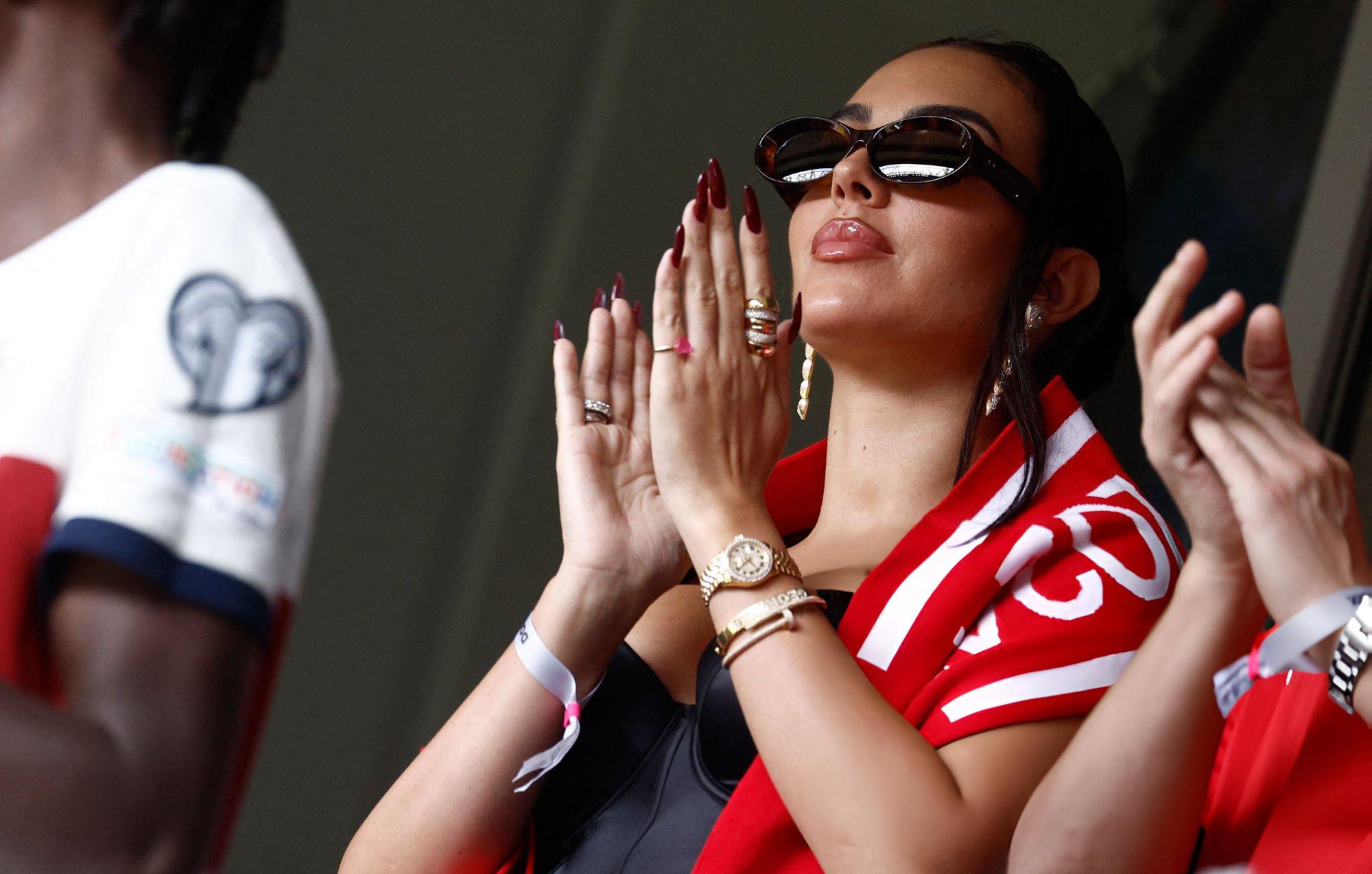 Ronaldo's fiancee is the brightest in the Euro 2024 stands: Wearing 8 rings at once, countless jewelry - Photo 2.