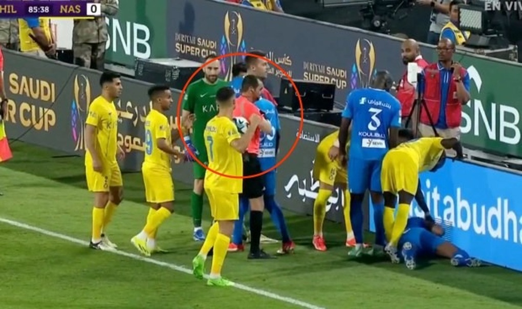 Ronaldo was sent off the field for elbowing an opponent, threatening to punish the referee - 4