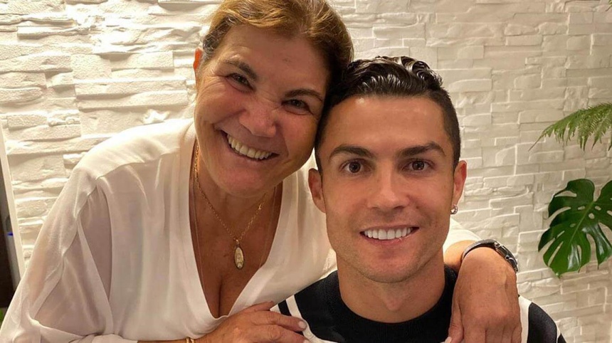 Ronaldo's mother's tearful life: She once wanted to run away from her own house, saving every penny to feed her son's passion - Photo 1.