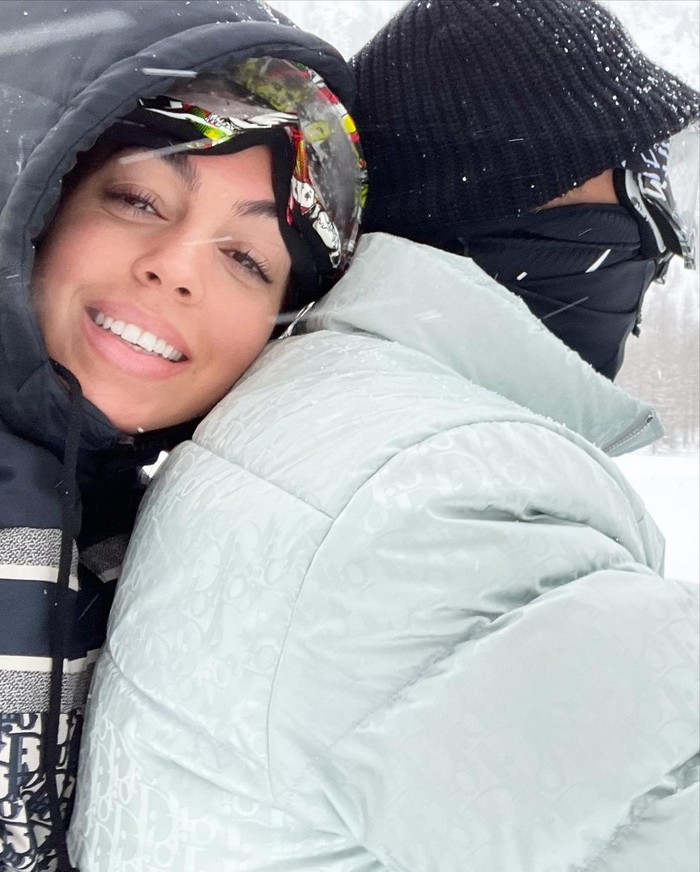 A series of extremely passionate photos in the white snow of Ronaldo and his girlfriend on the occasion of their "double birthday" - Photo 4.