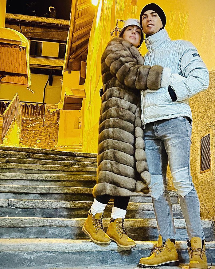 A series of extremely passionate photos in the white snow of Ronaldo and his girlfriend on the occasion of their "double birthday" - Photo 7.