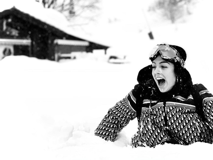 A series of extremely passionate photos in the white snow of Ronaldo and his girlfriend on the occasion of their "double birthday" - Photo 6.