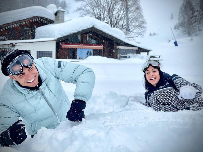 A series of extremely passionate photos in the white snow of Ronaldo and his girlfriend on the occasion of their "double birthday" - Photo 2.