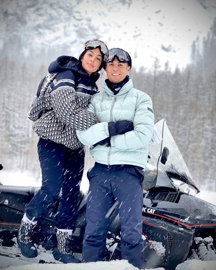 A series of extremely passionate photos in the white snow of Ronaldo and his girlfriend on the occasion of their "double birthday" - Photo 1.