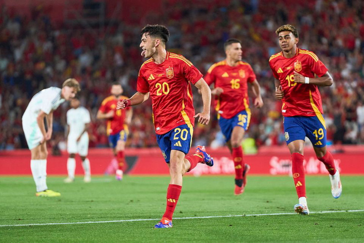 The joy of Spanish players after scoring against Northern Ireland - Photo: TELEGRAPH