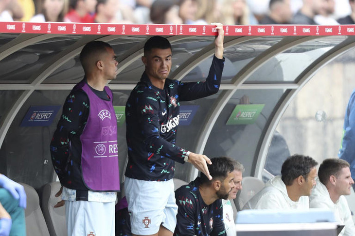 Ronaldo on the Portuguese bench in the 1-2 loss to Croatia - Photo: AP