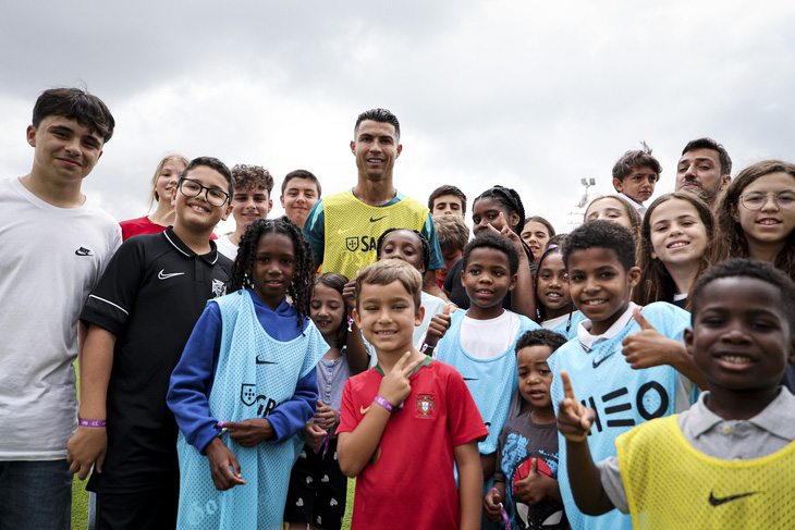 Cristiano Ronaldo participated in a special event at the headquarters of the Portuguese team with young fans