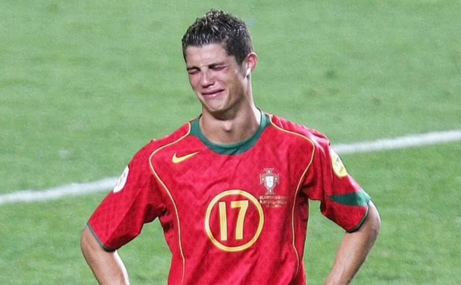 Stunned by photos of Ronaldo at his first Euro appearance, after 2 decades his appearance has changed unrecognizably - Photo 2.