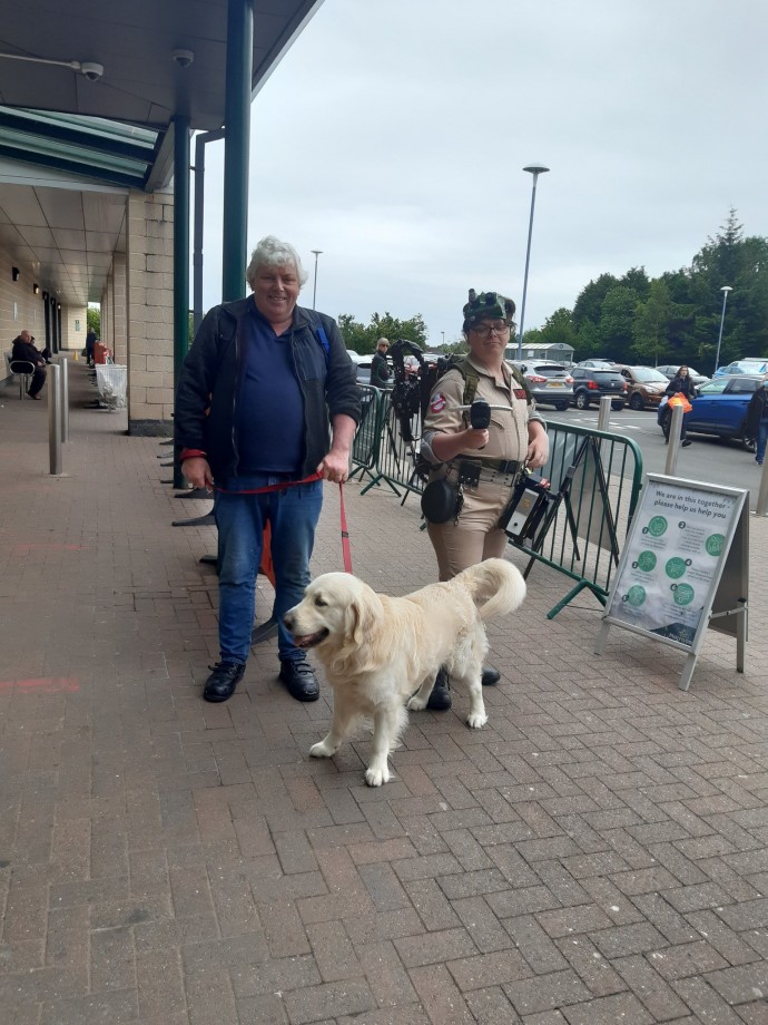 Security Guard Protects Dog With His Umbrella During Downpour And The Photo Goes Viral