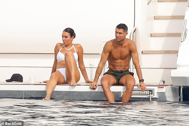 Georgina and Cristiano dipped their feet in the sea to cool off