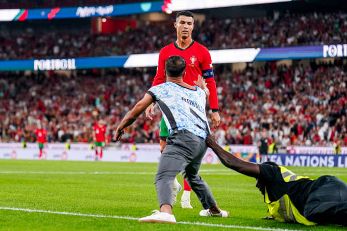 Excited fan caught after rushing onto the field because of idol Ronaldo